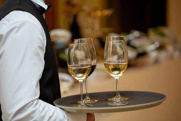 Copos Com Vinho Branco Uma Bandeja Encontro Com Convidados Garçom — Fotografia de Stock