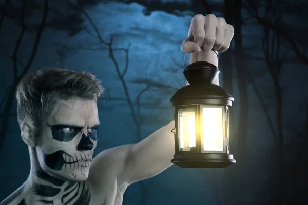 Mann Make Halloween Mit Lampe Zeichnung Eines Vampirs Skelett Auf — Stockfoto