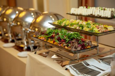 Taze salata bir büfe çeşitli. restoranda açık büfe