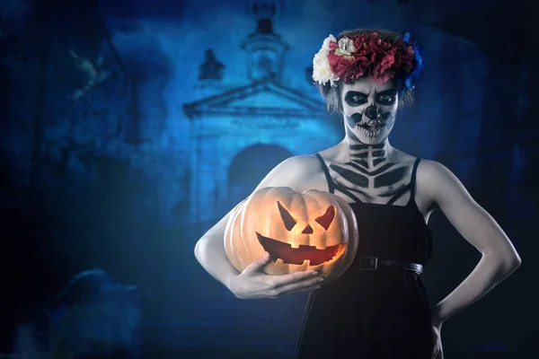 Mujer Halloween Cara Flor Mascarada Posando Pie Con Calabaza Contra — Foto de Stock