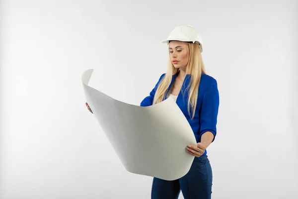 Mujer Empleada Traje Pie Casco Con Documentos Papel Sobre Fondo — Foto de Stock