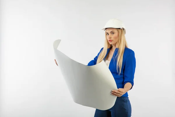 Mujer Empleada Traje Pie Casco Con Documentos Papel Sobre Fondo — Foto de Stock