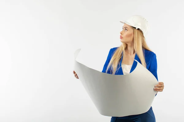 Mujer Empleada Traje Pie Casco Con Documentos Papel Sobre Fondo — Foto de Stock