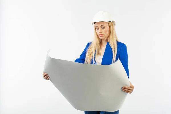 Mujer Empleada Traje Pie Casco Con Documentos Papel Sobre Fondo — Foto de Stock