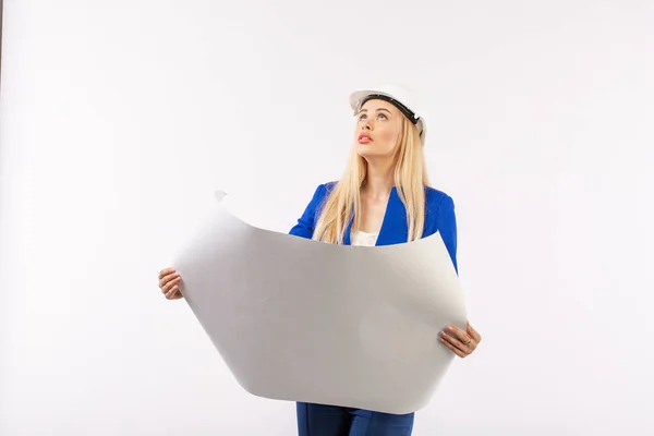 Mujer Empleada Traje Pie Casco Con Documentos Papel Sobre Fondo — Foto de Stock