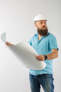 Rulo Kağıt adam yansıtıcı yelek kask. Foreman'ı ya da mimar whute arka plan üzerinde çizimler dikkate alır