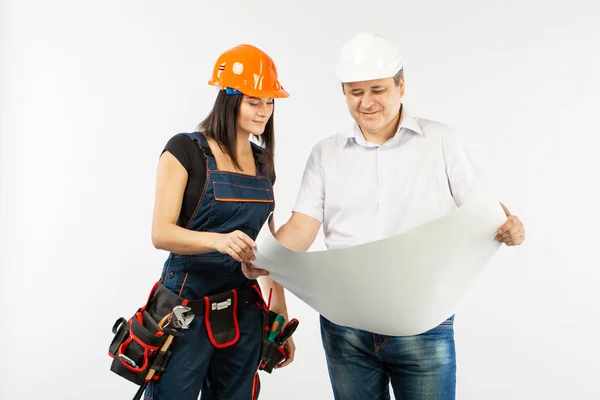 Retrato de Hombre Arquitecto y Constructor Mujer Discutiendo plan de construcción. capataz sosteniendo papel de rollo — Foto de Stock