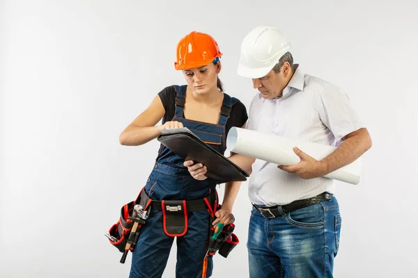 Constructores en hardhat o casco discutir planos con la tableta — Foto de Stock