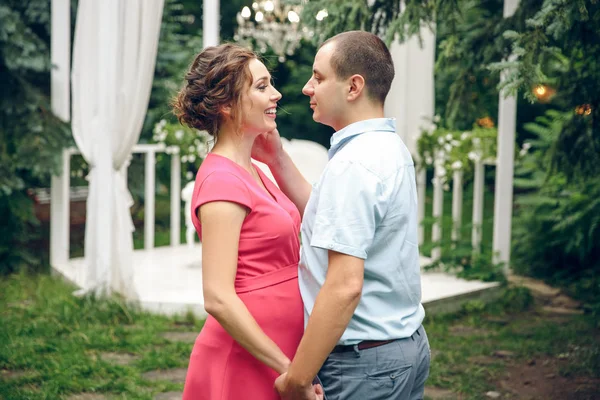 Pareja Embarazada Feliz Joven Parque Verano Previsión Del Niño —  Fotos de Stock