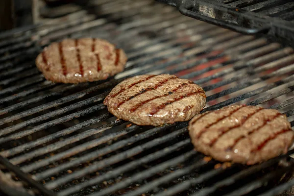 フライパン グリルで新鮮な肉のカツレツ 生のハンバーガー — ストック写真