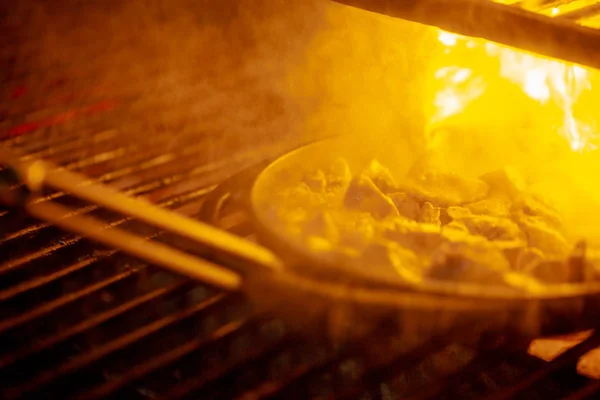 焼き牛肉と豚肉肉の和平はフライパンで 暖炉で調理 — ストック写真