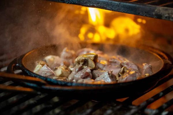 Carne Porco Carne Grelhada Com Cogumelos Frigideira Cozinhar Uma Fogueira — Fotografia de Stock