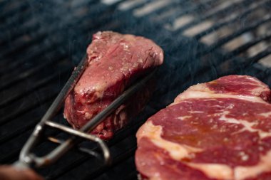 Biftek ve kaburga ızgara yemek vardır. Domuz kaburga ve sıcak ızgara biftek. Lokanta mutfağı, mutfak.