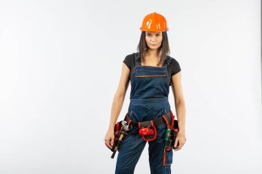 Kask ve kemer beyaz arka plan üzerinde araçları ile güzel Oluşturucusu kız