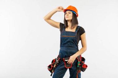 Kask ve kemer beyaz arka plan üzerinde araçları ile güzel Oluşturucusu kız