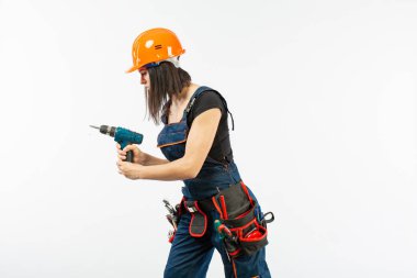 Evde çalışma için matkap ve bazı güç araçlarını kullanarak toolbelt olan kadın. Düz beyaz arka plan üzerinde remodeling çalışan kız. Bina, onarım ve yenileme.