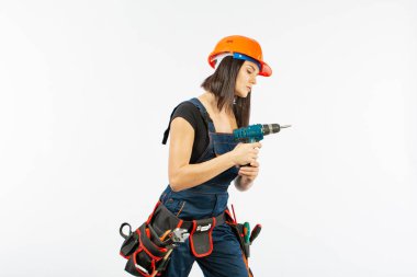 Evde çalışma için matkap ve bazı güç araçlarını kullanarak toolbelt olan kadın. Düz beyaz arka plan üzerinde remodeling çalışan kız. Bina, onarım ve yenileme.