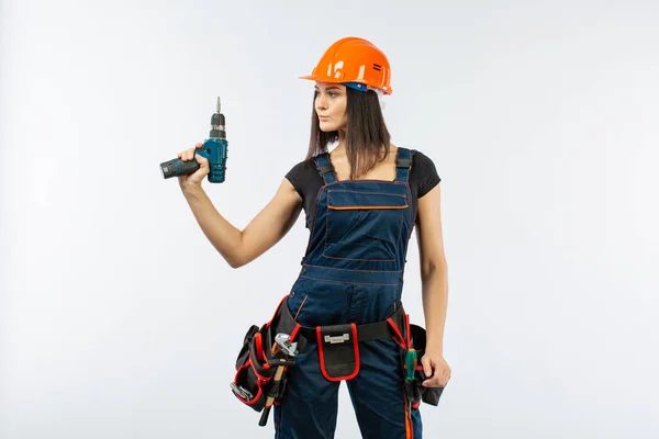 Mujer Joven Con Cinturón Herramientas Usando Driil Algunas Herramientas Eléctricas — Foto de Stock