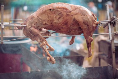 Bütün kuzu şiş pişmiş. tepe üzerinde ızgara et. et hazırlık süreci