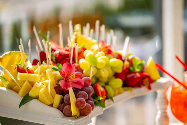 Assortiment Van Fruit Aangeboden Aan Gasten Een Bruiloft Receptie Vakantie — Stockfoto