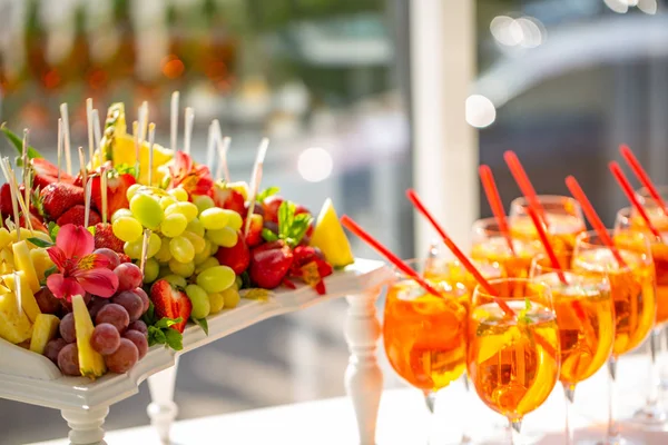 Állófogadás Esküvő Pohár Tele Vannak Koktélok Gyümölcs Szeletelés Vértes — Stock Fotó