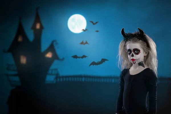 Rapariga Com Chifres Halloween Faz Pazes Uma Menina Assustada Fundo — Fotografia de Stock