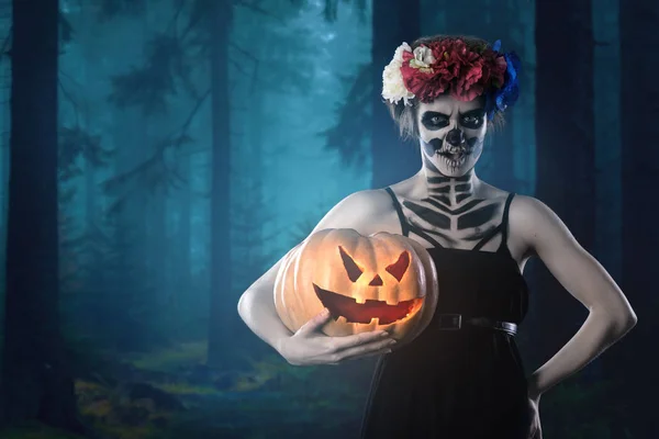 Flicka Med Halloween Make Håll Pumpa Mot Bakgrund Läskig Skog — Stockfoto