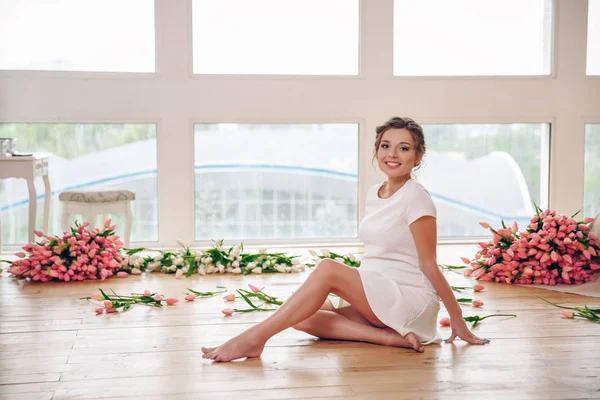 Young Pregnant Woman Sitting Floor Windows Home Many Flowers Anticipation — Stock Photo, Image