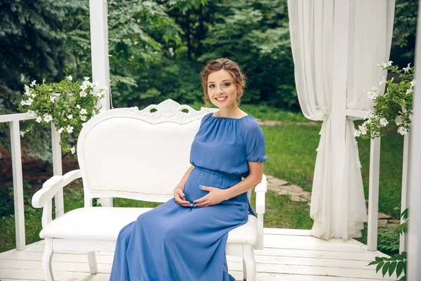 Pregnant Woman Sitting Bench Outdoor Anticipation Child — Stock Photo, Image