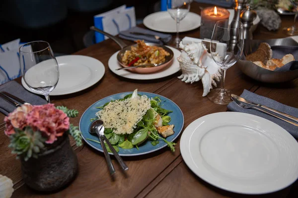 Vis Gebakken Met Groenten Salade Van Zeevruchten Wijn Woon Gezond — Stockfoto