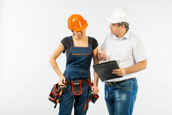 Contratistas Personas Discutiendo Plan Construcción Sobre Fondo Blanco Foreman Con — Foto de Stock