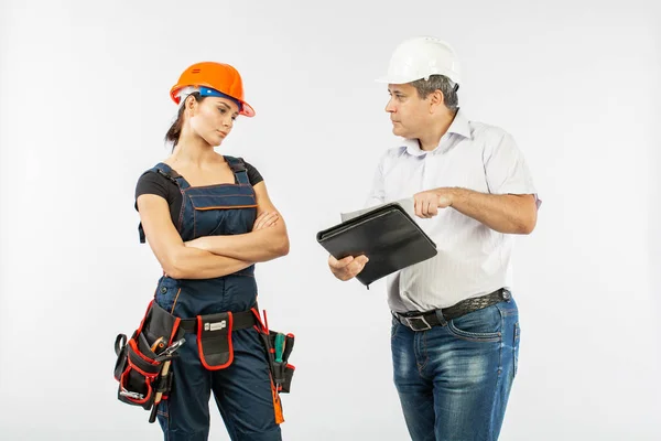 Contratistas Personas Discutiendo Plan Construcción Sobre Fondo Blanco Foreman Con — Foto de Stock