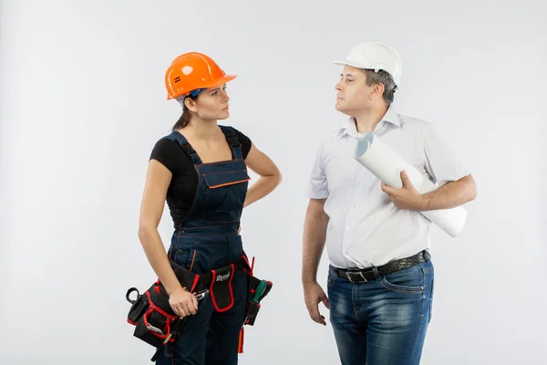 Contratistas Personas Discutiendo Plan Construcción Sobre Fondo Blanco Foreman Con — Foto de Stock