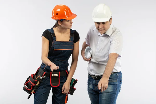 Contratistas Personas Discutiendo Plan Construcción Sobre Fondo Blanco Foreman Con — Foto de Stock