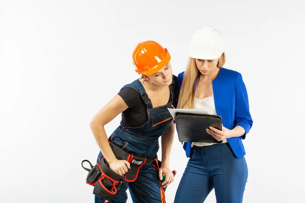 Dos Mujeres Arquitectura Mirar Plan Discutir Los Problemas Construcción Sobre — Foto de Stock