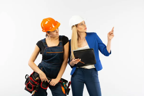 Dos Mujeres Arquitectura Mirar Plan Discutir Los Problemas Construcción Sobre — Foto de Stock