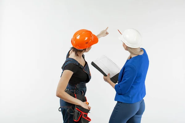 Dos Mujeres Arquitectura Mirar Plan Discutir Los Problemas Construcción Sobre — Foto de Stock