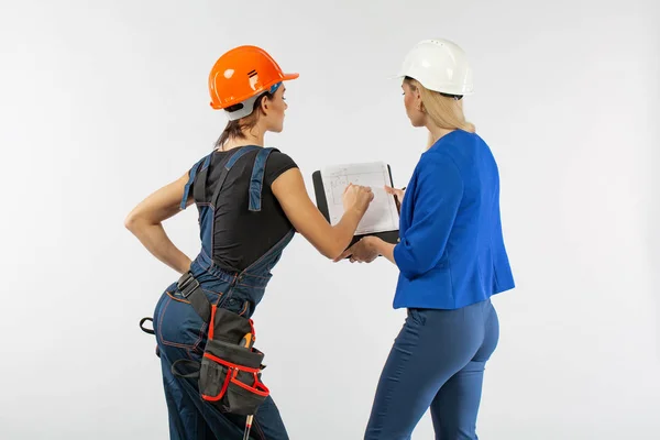 Dos Mujeres Arquitectura Mirar Plan Discutir Los Problemas Construcción Sobre — Foto de Stock