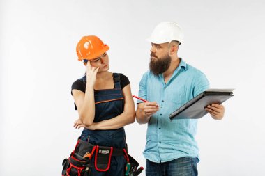 Bir bina ile erkek bir mimar ya da toplantı kadın yüklenici beyaz arka plan üzerinde. Discussimg bina plam işlemidir. Bisiness kavramı. spekülasyon. tahmini hesaplamalar