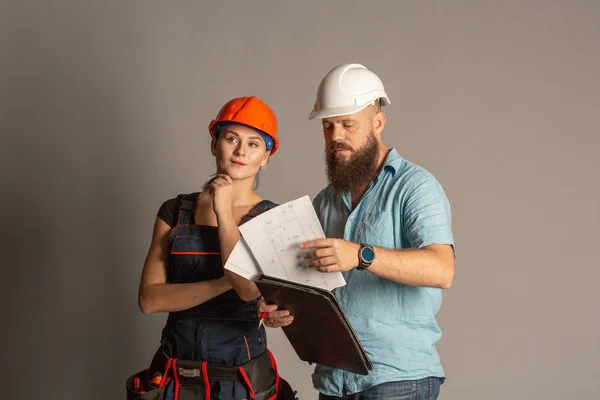 Arquitecto Ingeniero Masculino Reuniéndose Con Una Contratista Edificio Sobre Fondo — Foto de Stock