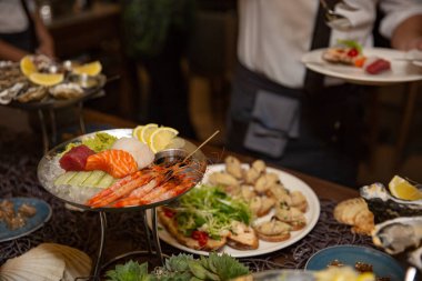 Buz üzerinde taze Akdeniz deniz ürünleri kapatın. Restoran açık büfe