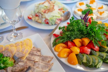 soğuk kesim ile yaprakları taze sebze salatalık domates biber ve salata. Restoran tablo