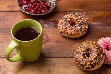 Kahve ve çörek. koyu ahşap arka plan üzerinde çay ile çörek. lezzetli kahvaltı.