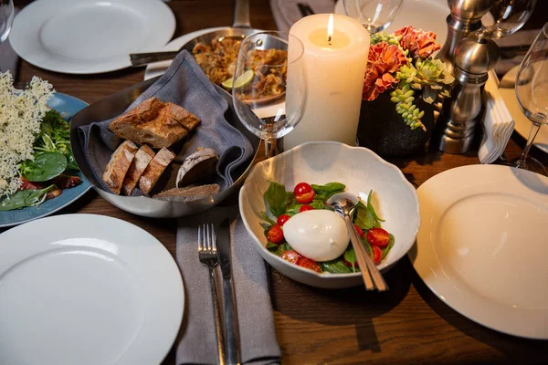 Ontbijtbuffet Met Caprese Salade Met Stokbrood Instelling Van Tabel Een — Stockfoto