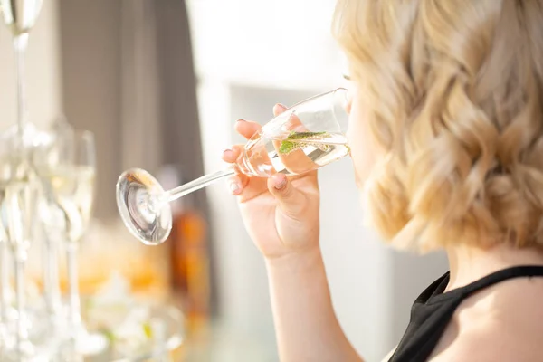 Mulher Bonita Tendo Uma Taça Champanhe Feriado — Fotografia de Stock