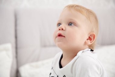Oynak küçük çocuk bedof ebeveynler mavi pijama giyiyor