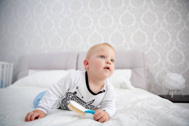 Oynak küçük çocuk bedof ebeveynler mavi pijama giyiyor