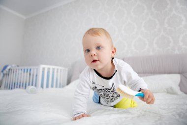 Oynak küçük çocuk bedof ebeveynler mavi pijama giyiyor