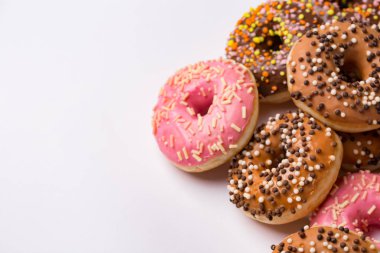 Çörek sprinkles hafif bir arka plan üzerinde sırlı. Kopya alanı