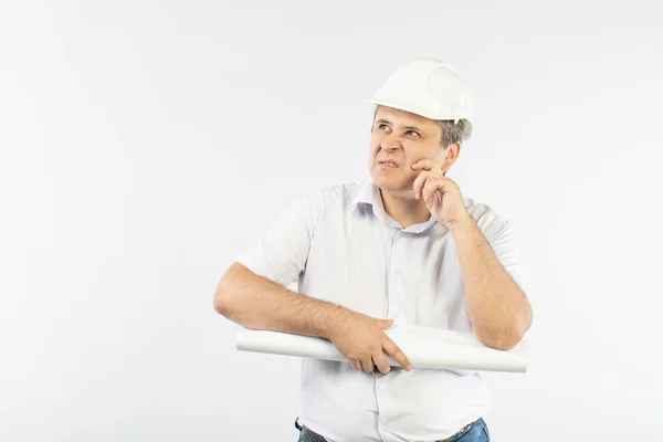 Trabajador Construcción Masculino Una Camisa Blanca Casco Constructor Cansado Pensativo — Foto de Stock